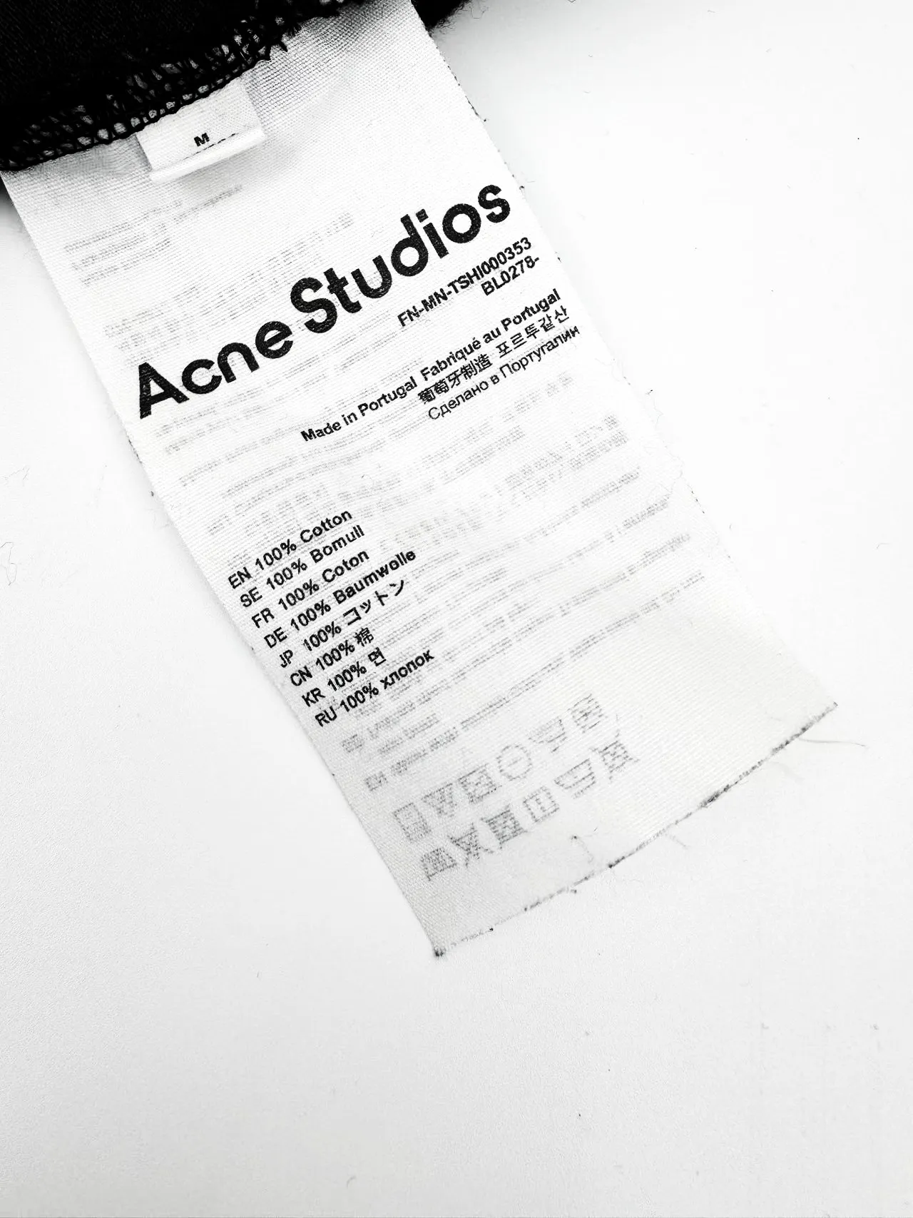 AP Acne Studios ripped distressed logo zipper jacket, custom dyed 1:1 deep soft cotton colored cotton sweatshirt material [The surface fabric and the terry bottom are of the same color (the market fabric In Stock has different colors and does not match the original version). The minimum order quantity of the fabric is 2 tons. The pure fabric manufacturing process takes 45 days] Cloud-like touch, delicate and soft, comfortable and skin-friendly. The main color is deep black, just like the mottled rust on ancient copperware. The front panel is presented with a homogeneous clean fit. The back panel is engraved with the uninhibited soul of Acne Studios. The ingenious integration of hole elements is spread freely on the black canvas. It is a deliberate rebellion and a break away from the traditional shackles. It is unique in the wave of the trend. Process 1: Use glue printing. The chest printing has been modified three times by the film screen. Use glue liquid paint to print the pattern on the fabric. Bake the fabric to fix the printing pattern. Process 2: Many parts of the body of the garment are worn by pure artificial regular positioning and manual brushing to add texture and depth to the surface of the clothing to imitate the texture of natural wear. Process 3: The fabrics are washed and have a better hand feel. Not easy to deform, not easy to shrink, not easy to fade, and maintain long-term beauty. Accessories: Customized 1:1 Acne zipper. Customized 1:1 Acne trademark. Version: Loose version. Size: S M L XL. Style number: 25303.